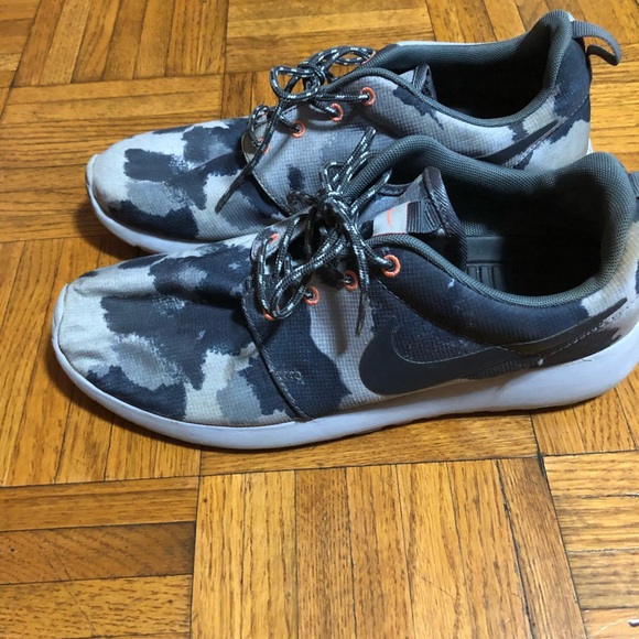 Nike Women’s Roshe Run Print Camo - Picture 3 of 9